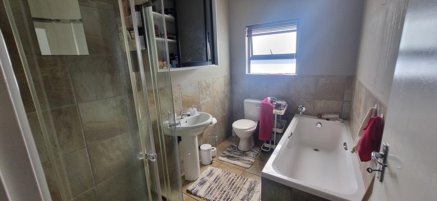 2 Bedroom Property for Sale in Gateway Manor North West